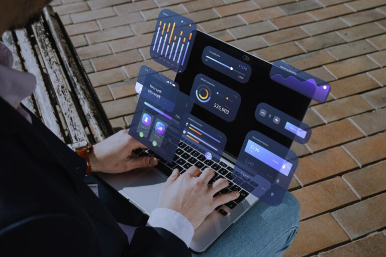 Laptop met zwevende handels‑dashboards en grafieken